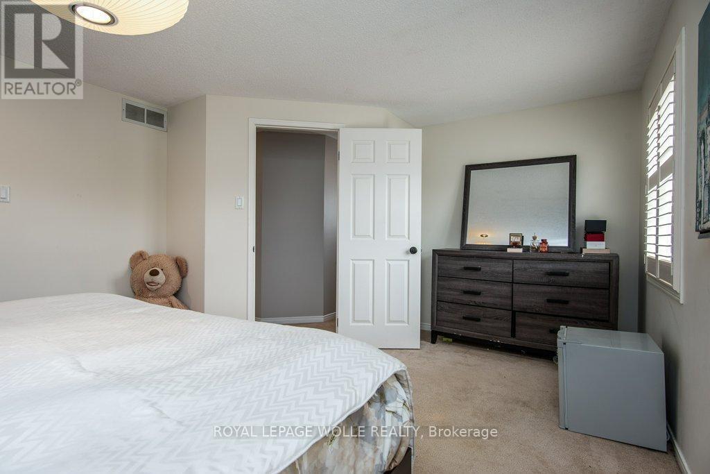 












236 DARTMOOR CRESCENT

,
Waterloo,




Ontario
N2K2S9

