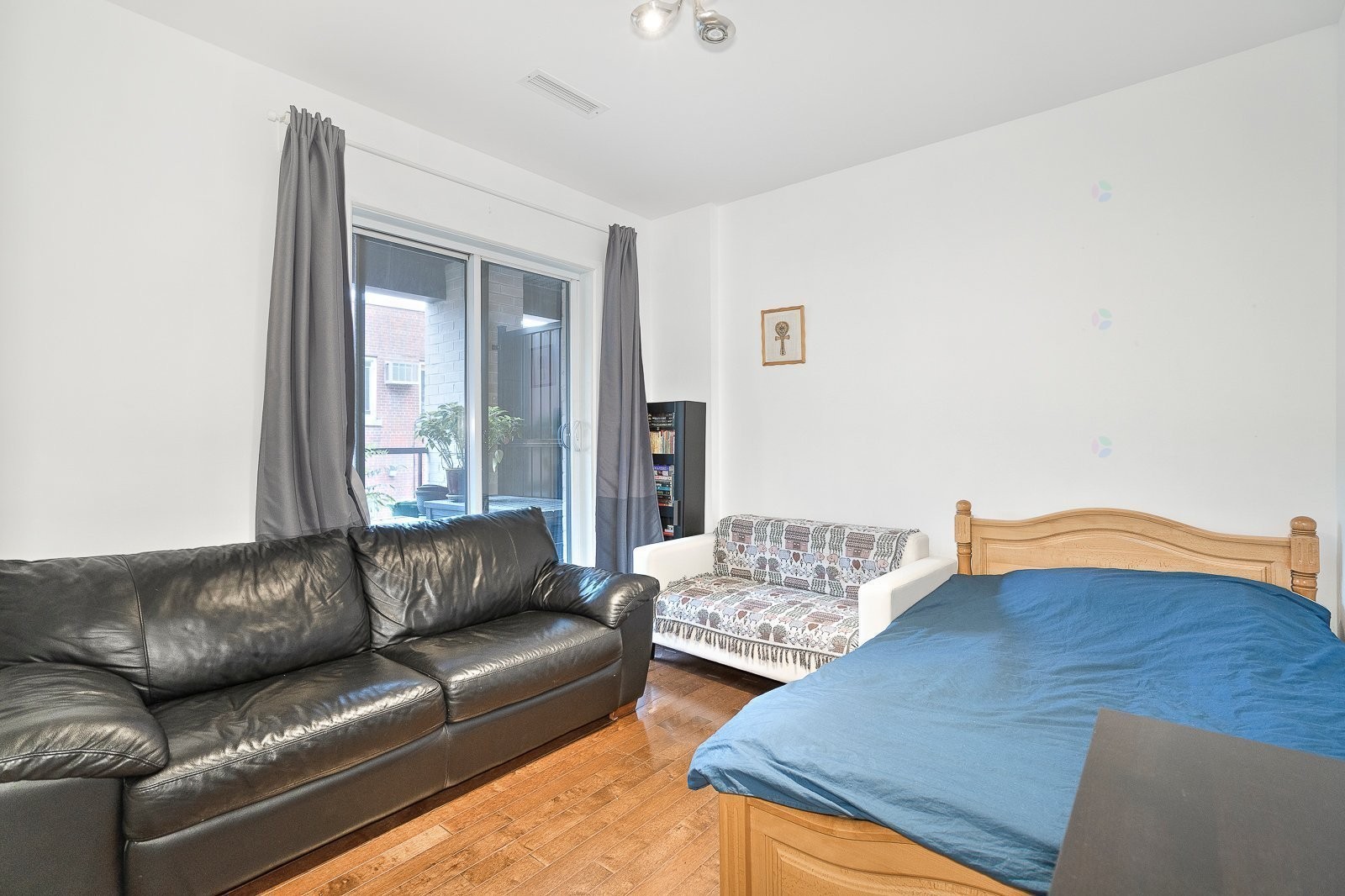 









2375


Av. Ekers

, 204,
Mont-Royal,




QC
H3S1C6

