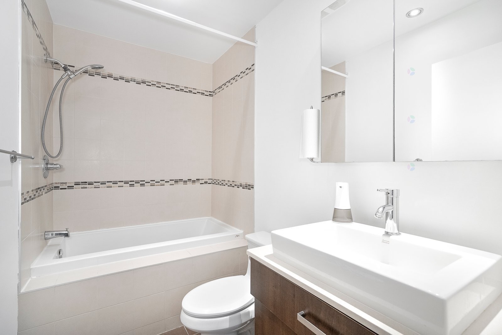 









2375


Av. Ekers

, 204,
Mont-Royal,




QC
H3S1C6

