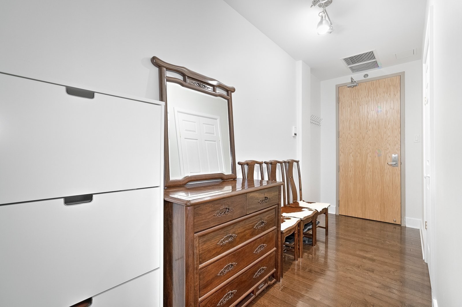 









2375


Av. Ekers

, 204,
Mont-Royal,




QC
H3S1C6

