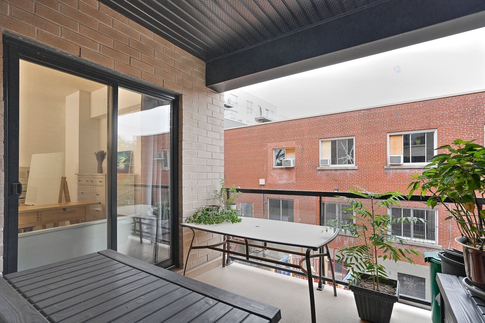 









2375


Av. Ekers

, 204,
Mont-Royal,




QC
H3S1C6

