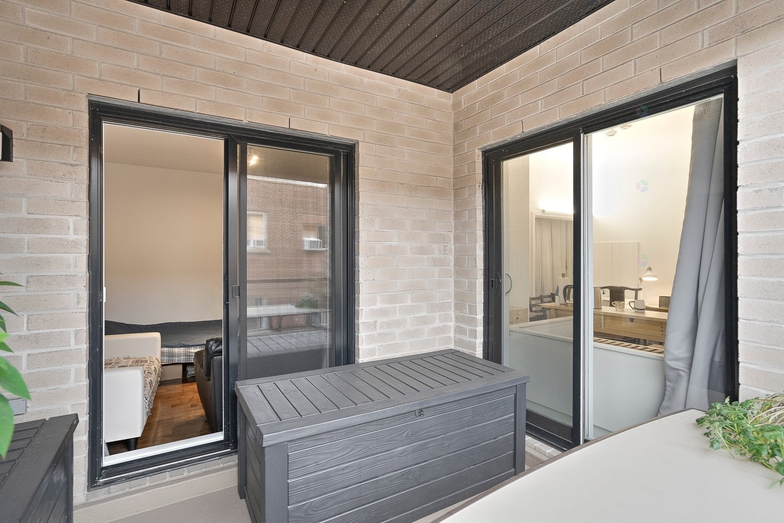 









2375


Av. Ekers

, 204,
Mont-Royal,




QC
H3S1C6

