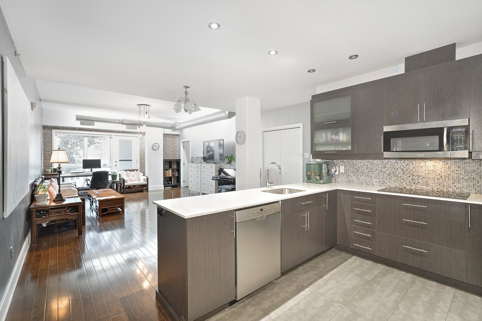 









2375


Av. Ekers

, 204,
Mont-Royal,




QC
H3S1C6

