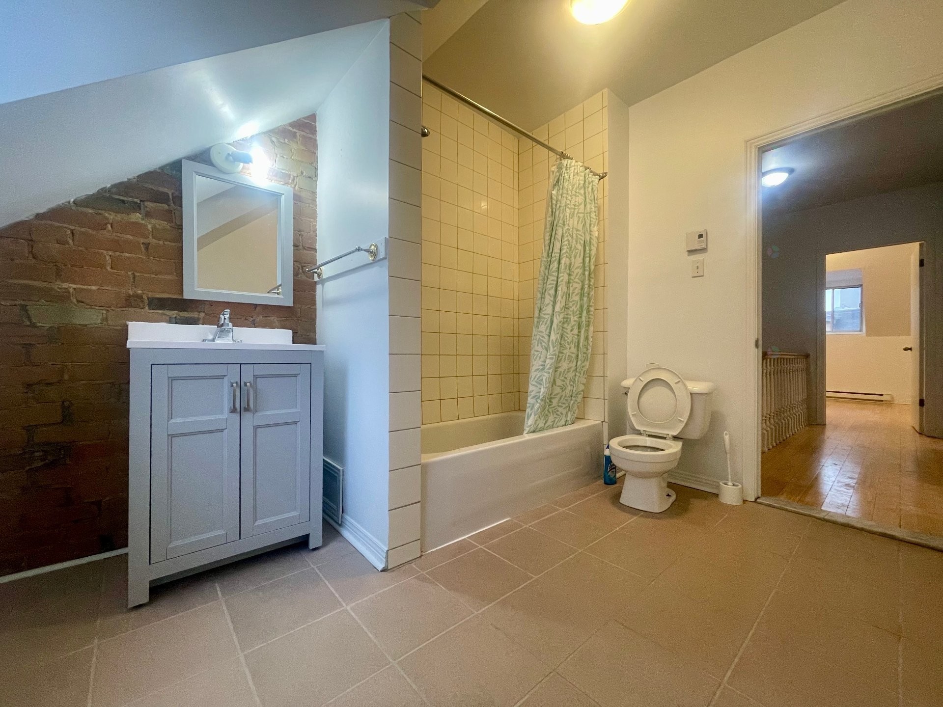 









1404


Rue St-Mathieu

, 3,
Montréal (Ville-Marie),




QC
H3H2H9

