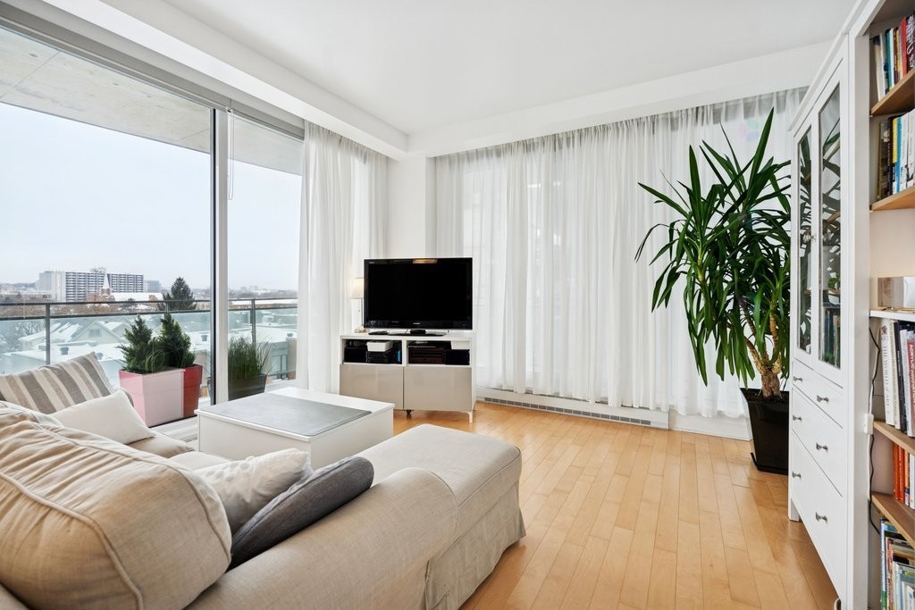 









185


Rue Laurier

, 505,
Gatineau (Hull),




QC
J8X0B2

