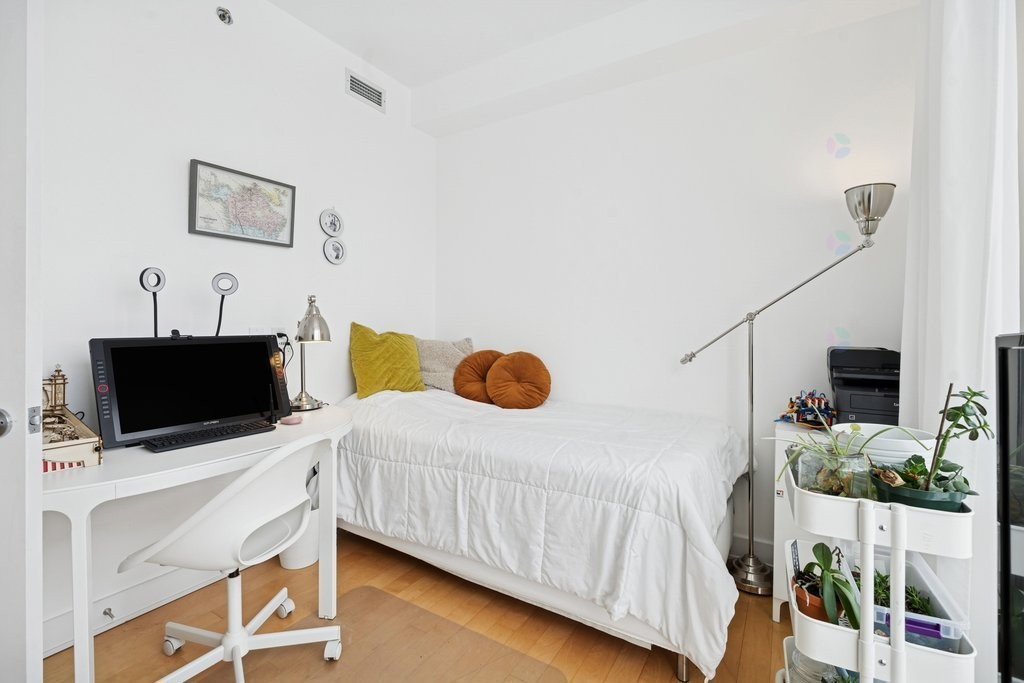 









185


Rue Laurier

, 505,
Gatineau (Hull),




QC
J8X0B2

