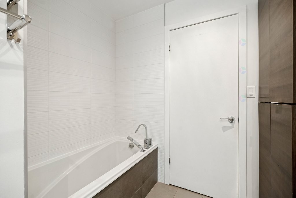 









185


Rue Laurier

, 505,
Gatineau (Hull),




QC
J8X0B2

