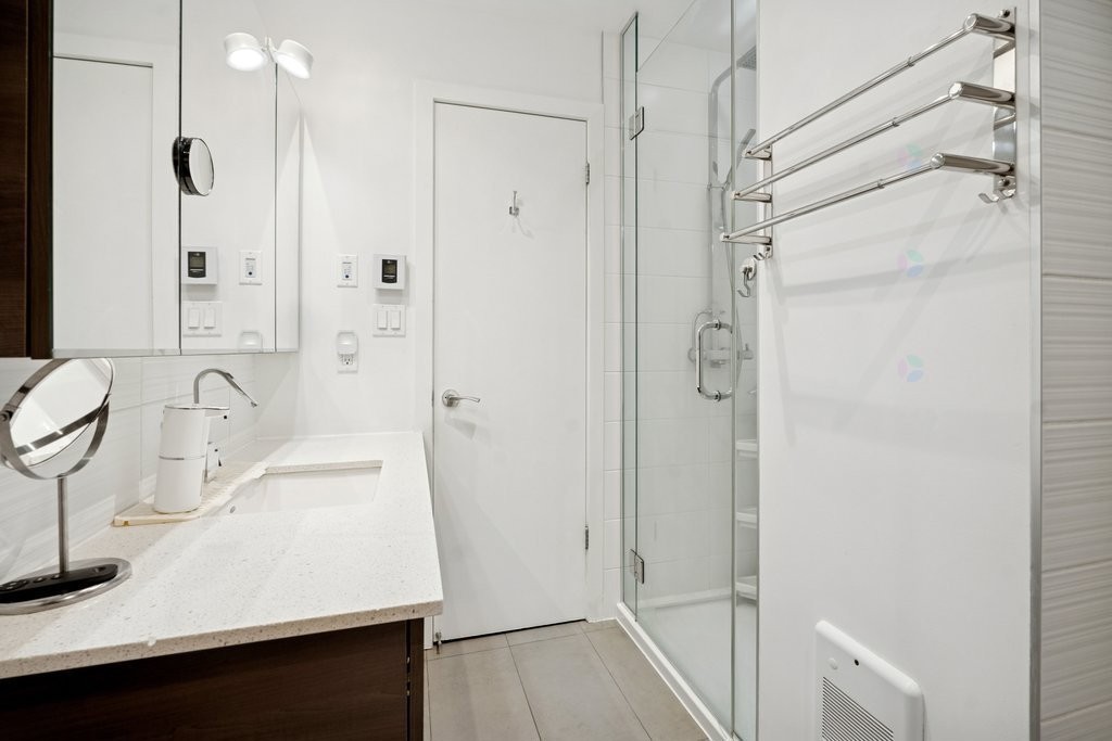 









185


Rue Laurier

, 505,
Gatineau (Hull),




QC
J8X0B2

