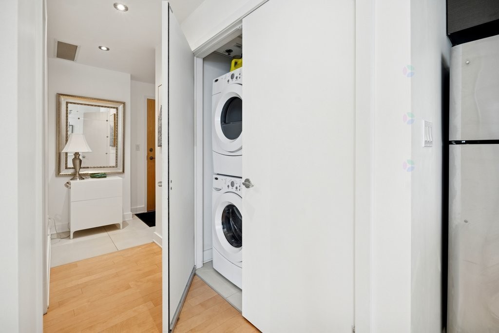 









185


Rue Laurier

, 505,
Gatineau (Hull),




QC
J8X0B2

