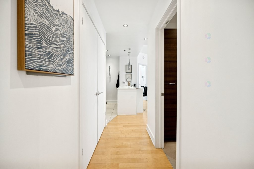 









185


Rue Laurier

, 505,
Gatineau (Hull),




QC
J8X0B2

