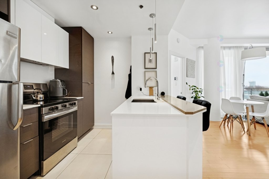 









185


Rue Laurier

, 505,
Gatineau (Hull),




QC
J8X0B2

