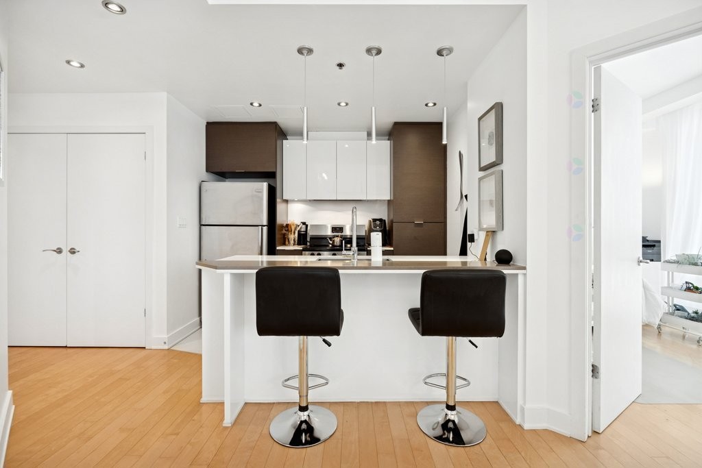 









185


Rue Laurier

, 505,
Gatineau (Hull),




QC
J8X0B2

