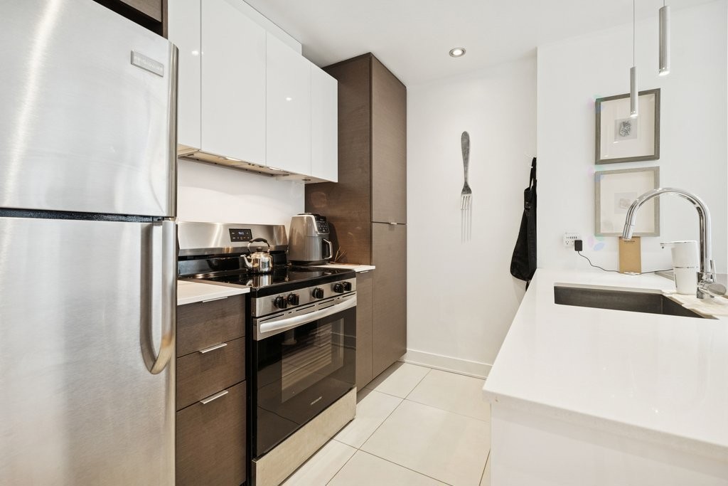 









185


Rue Laurier

, 505,
Gatineau (Hull),




QC
J8X0B2

