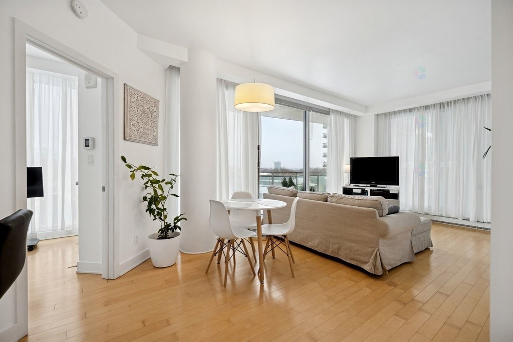 









185


Rue Laurier

, 505,
Gatineau (Hull),




QC
J8X0B2

