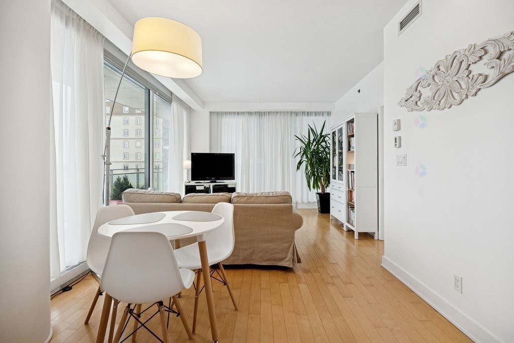 









185


Rue Laurier

, 505,
Gatineau (Hull),




QC
J8X0B2

