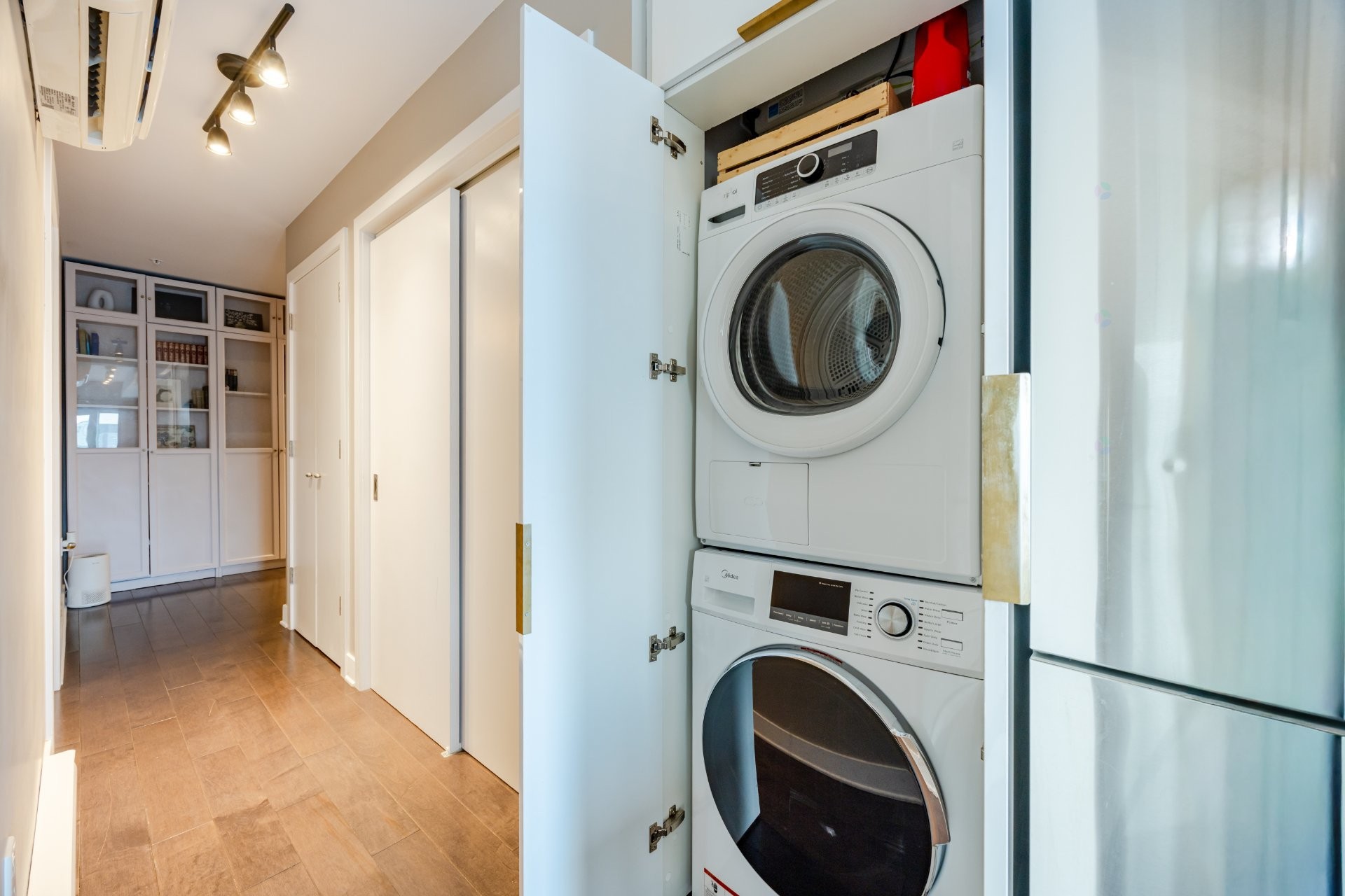 









2100


Boul. St-Laurent

, 603,
Montréal (Ville-Marie),




QC
H2X0E4

