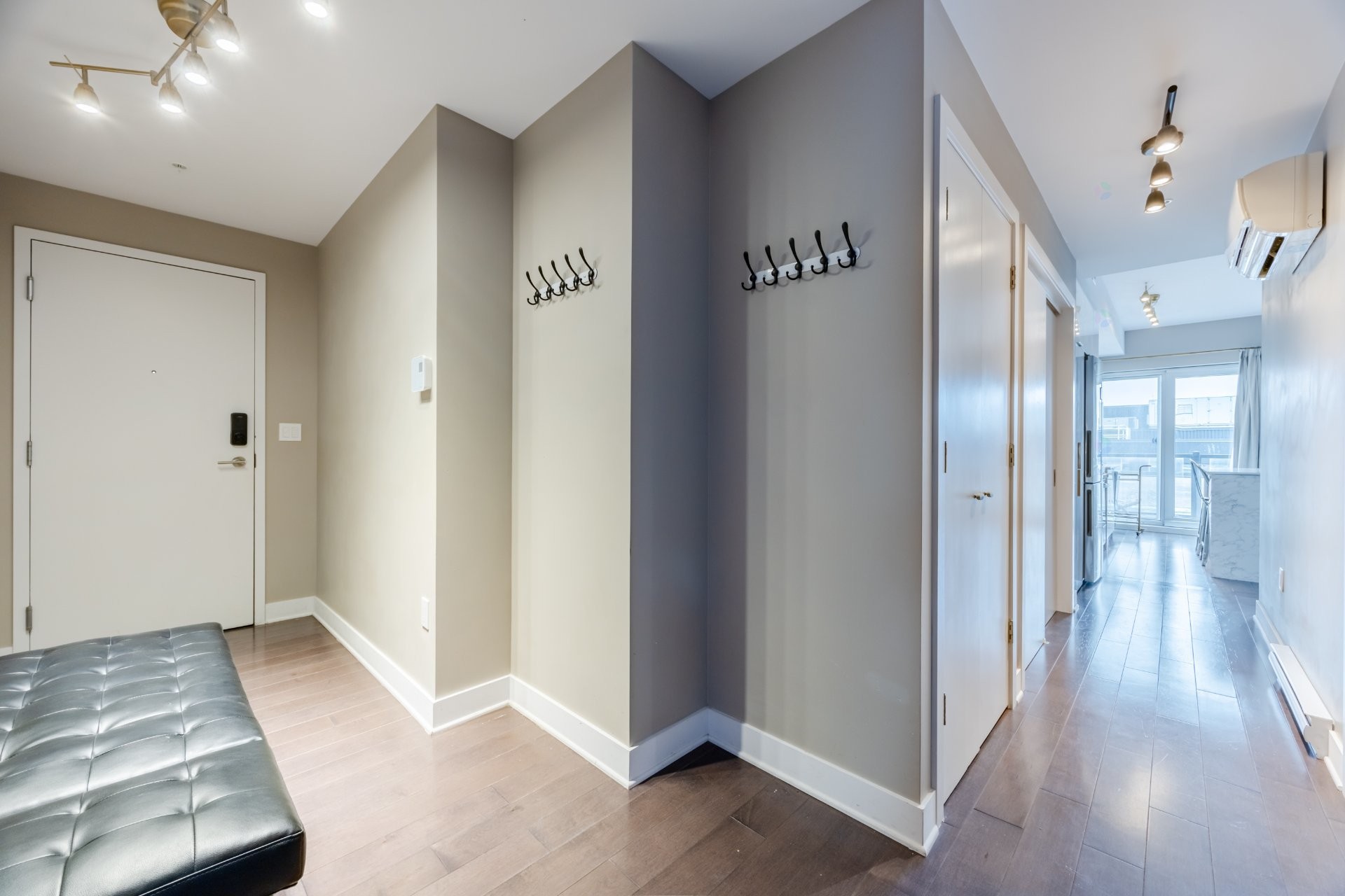 









2100


Boul. St-Laurent

, 603,
Montréal (Ville-Marie),




QC
H2X0E4

