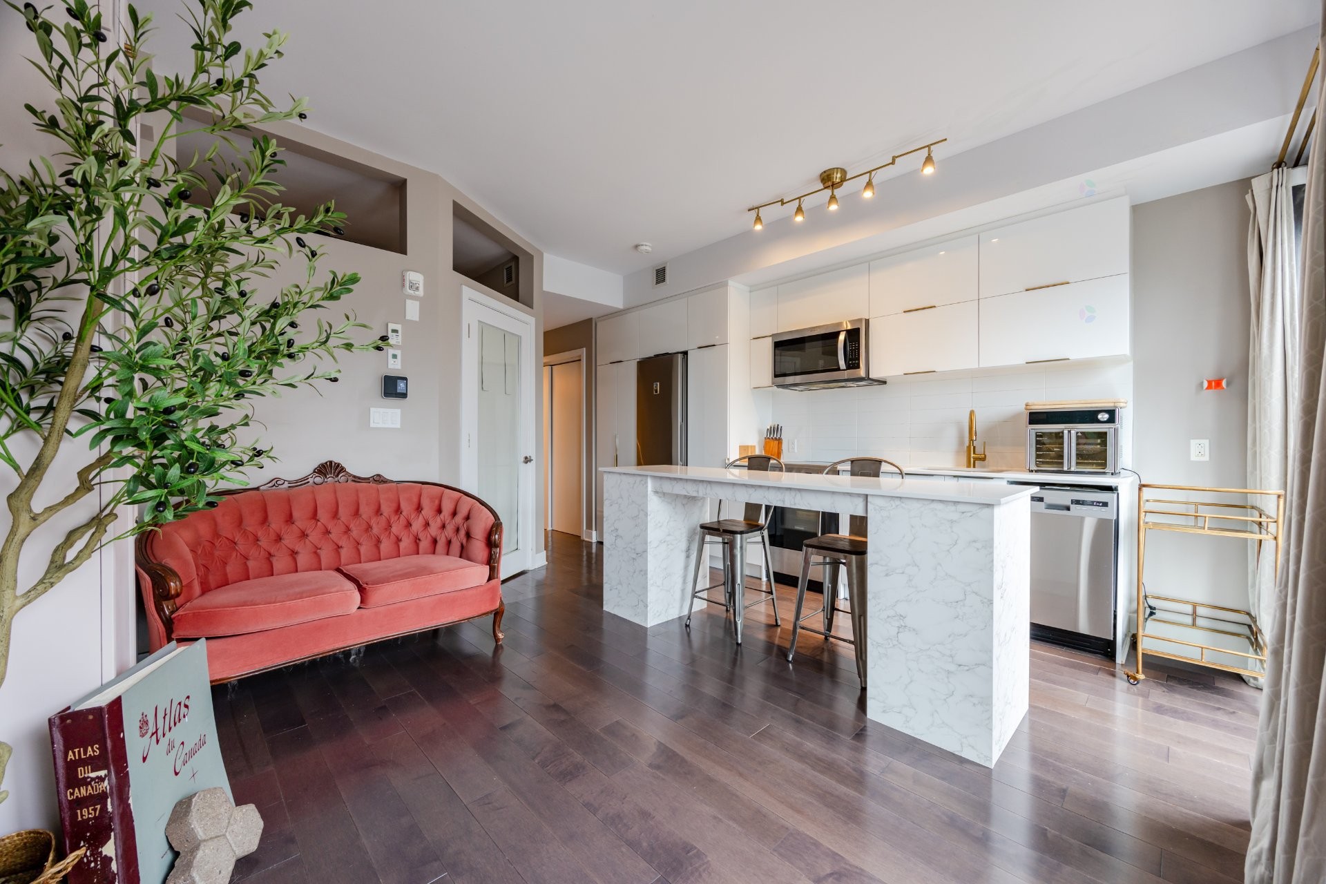 









2100


Boul. St-Laurent

, 603,
Montréal (Ville-Marie),




QC
H2X0E4

