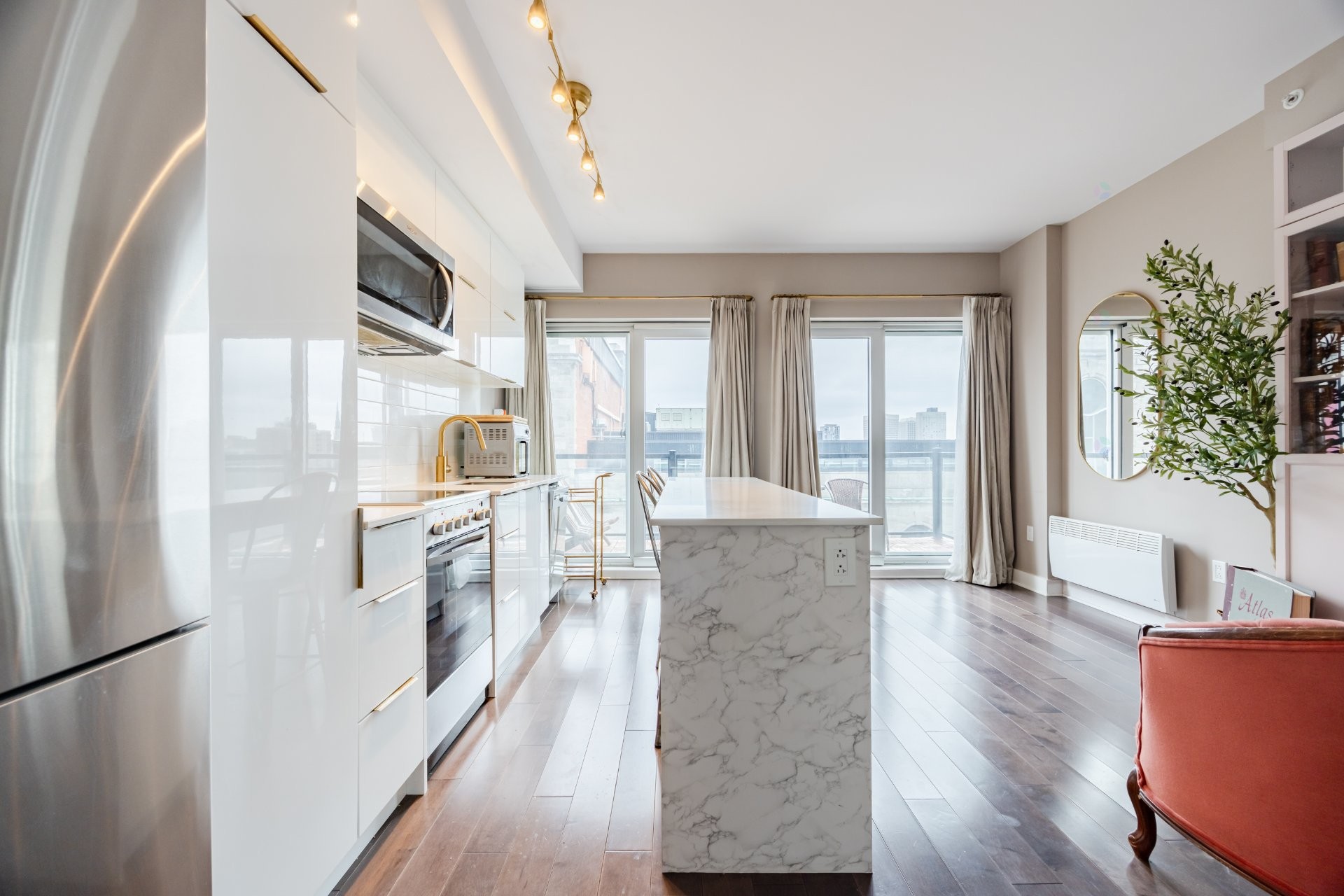 









2100


Boul. St-Laurent

, 603,
Montréal (Ville-Marie),




QC
H2X0E4

