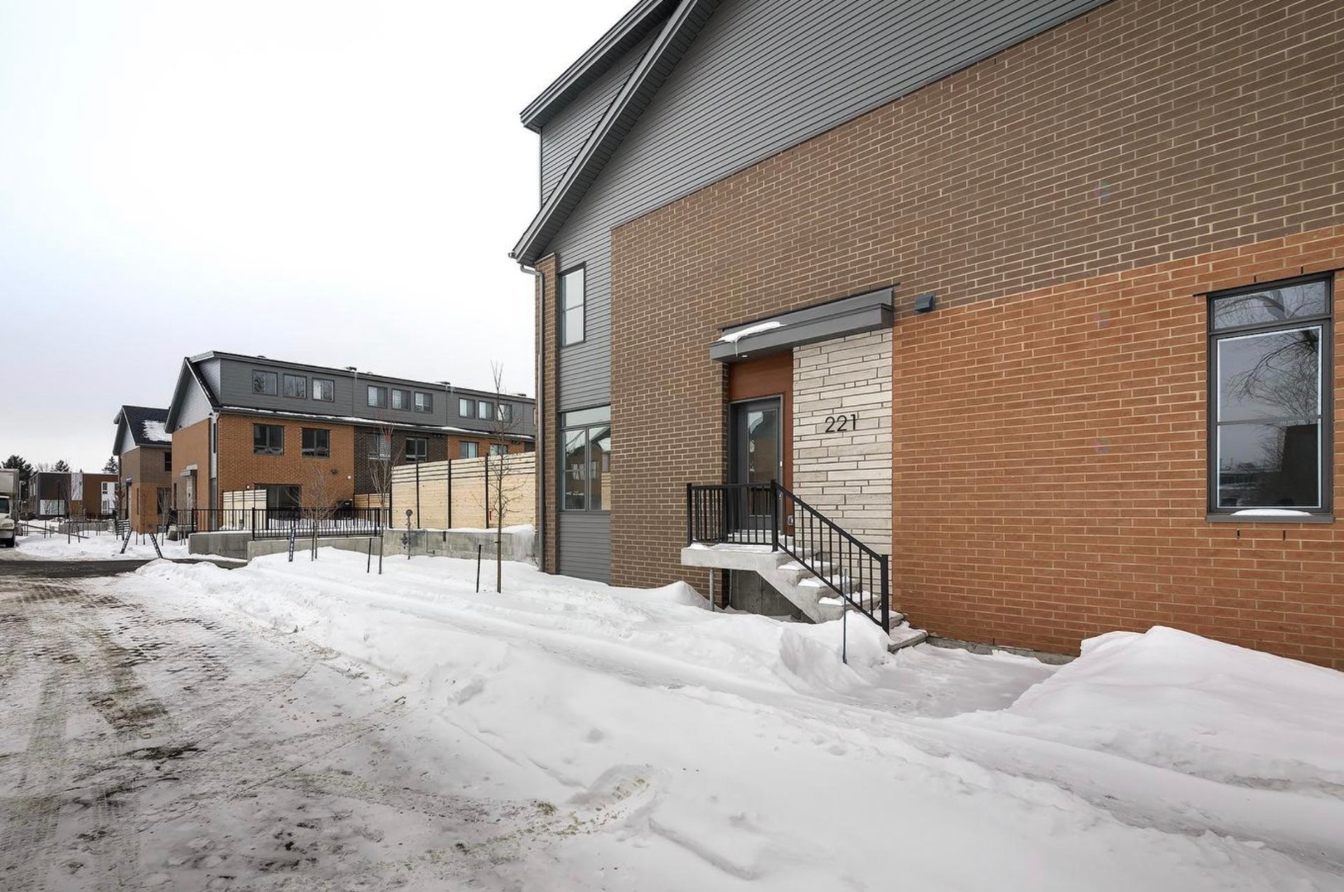 









221


Av. Mason

,
Pointe-Claire,




QC
H9R0E6

