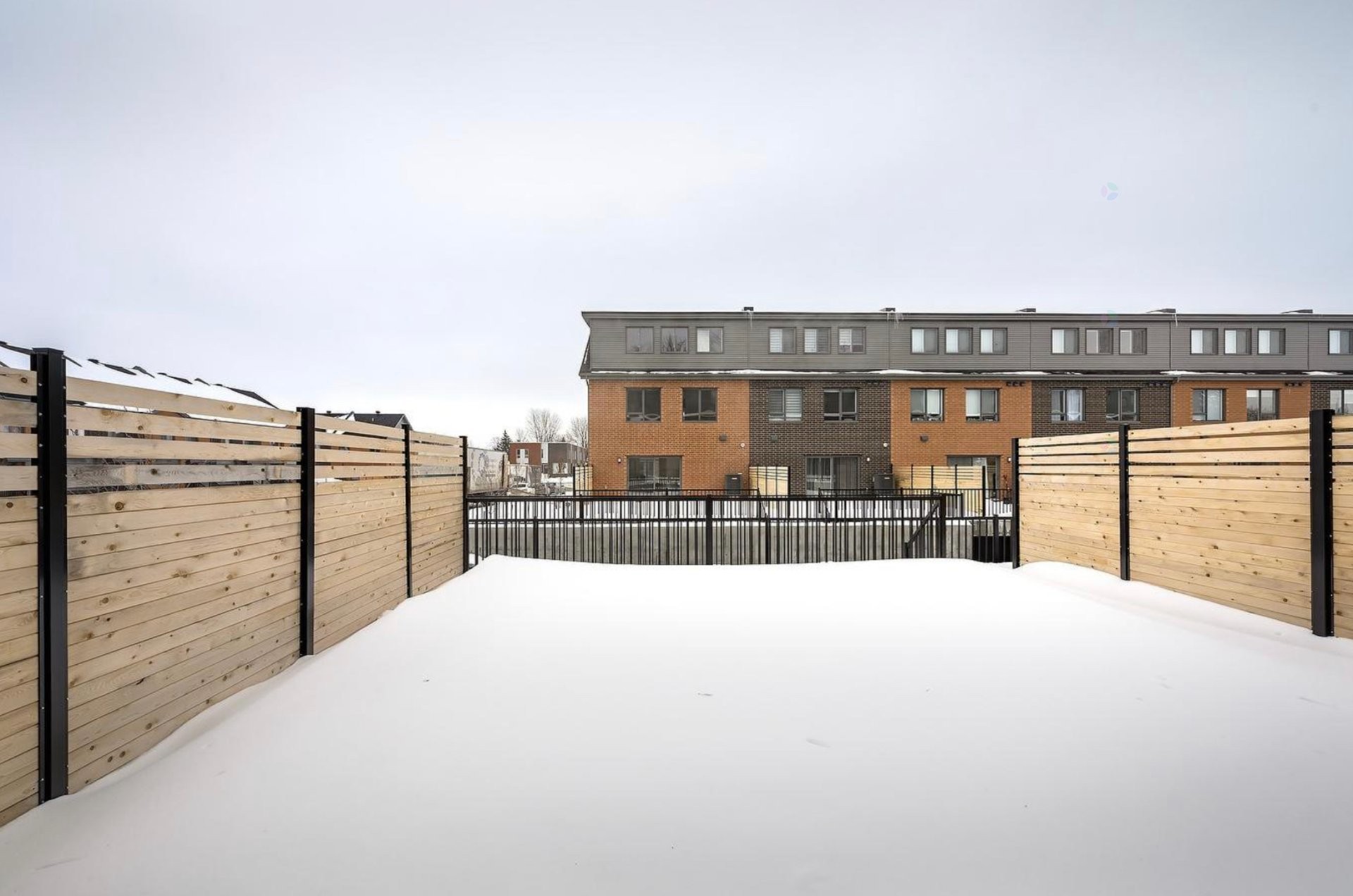 









221


Av. Mason

,
Pointe-Claire,




QC
H9R0E6

