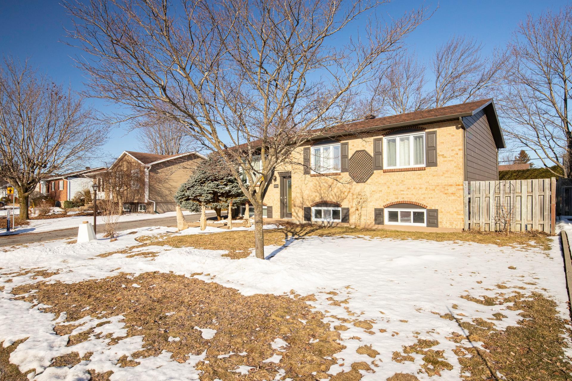 









1849


Rue De Lanaudière

,
Sainte-Julie,




QC
J3E1B6

