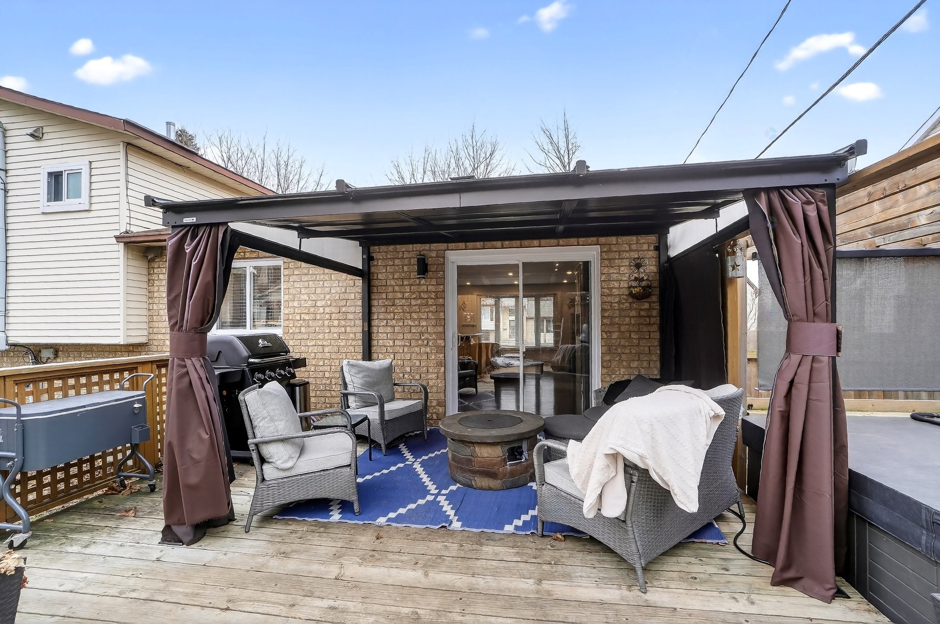 









276


Rue Noyer

,
Pincourt,




QC
J7W8E8

