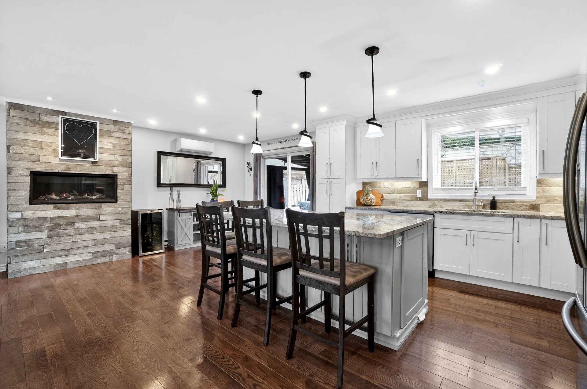 









276


Rue Noyer

,
Pincourt,




QC
J7W8E8

