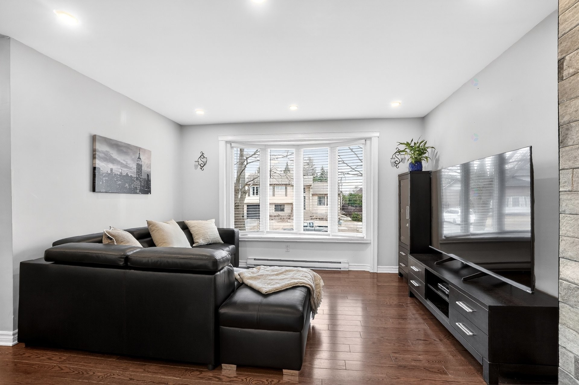 









276


Rue Noyer

,
Pincourt,




QC
J7W8E8

