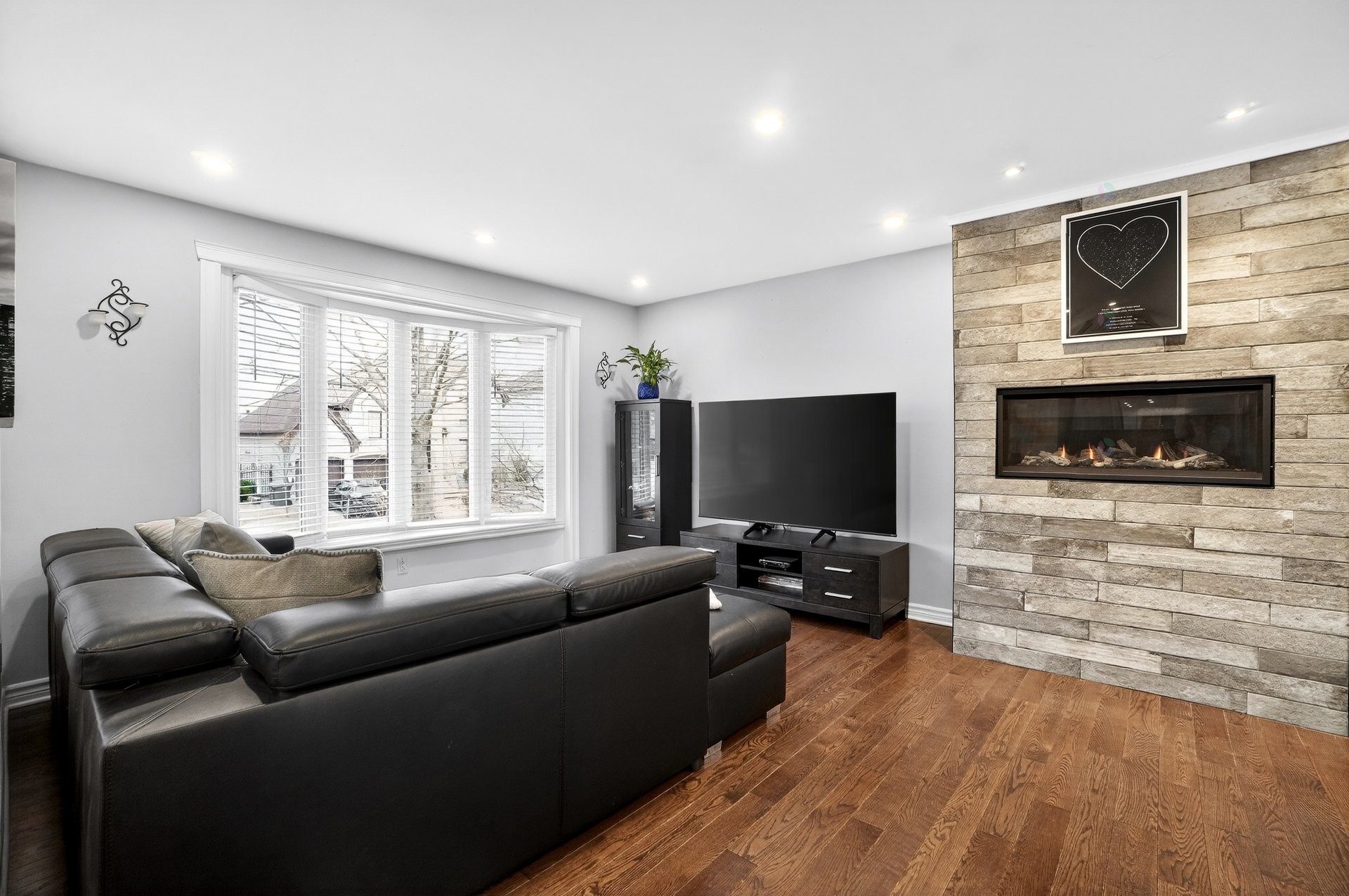 









276


Rue Noyer

,
Pincourt,




QC
J7W8E8

