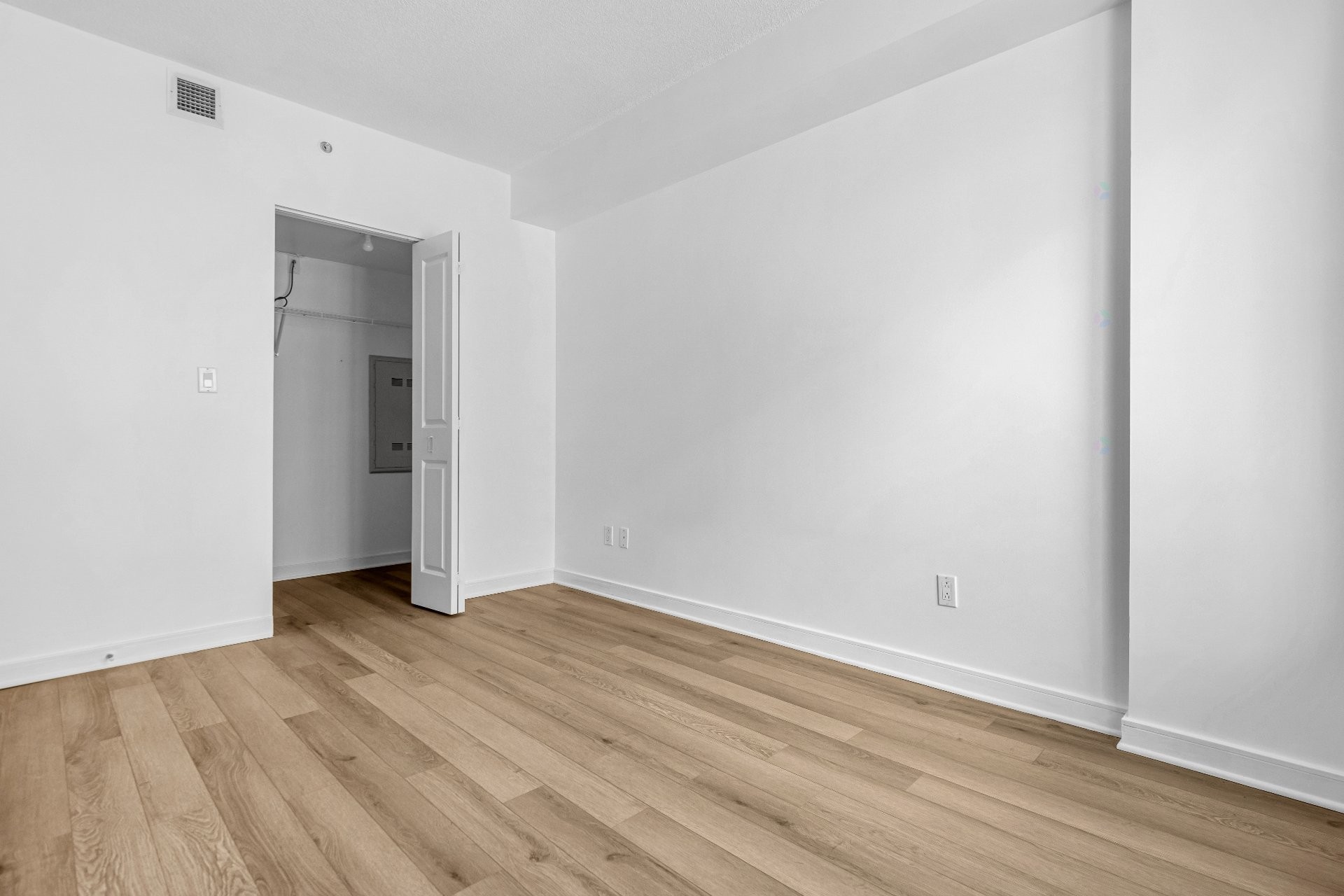 









1248


Av. de l'Hôtel-de-Ville

, 318,
Montréal (Ville-Marie),




QC
H2X0B9

