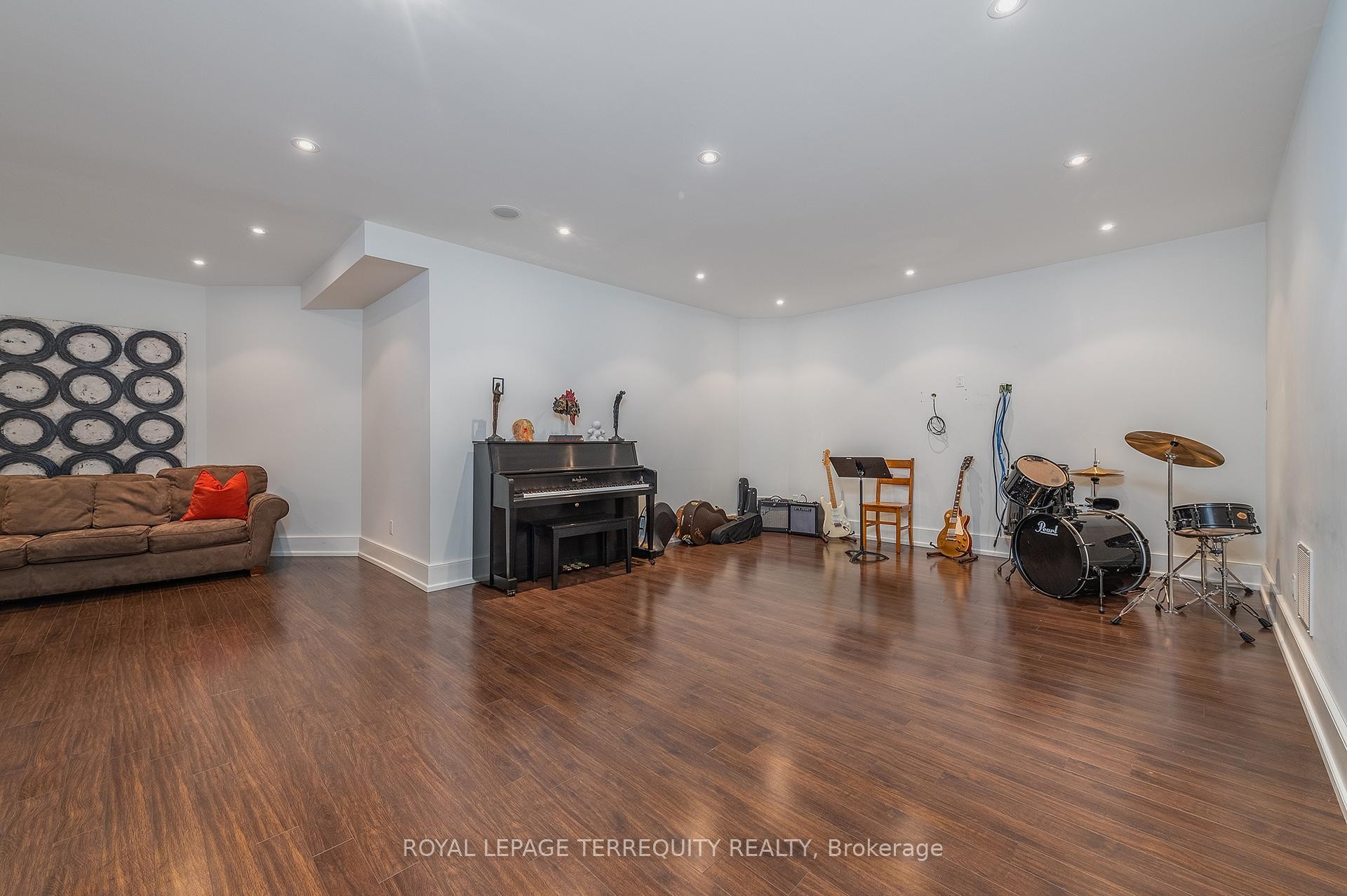 









72


EAGLE

Road,
Toronto,




ON
M8Z 4J2

