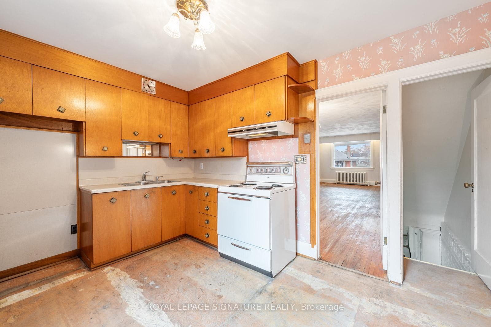 









15


Marlow

Avenue,
Toronto,




ON
M4J 3T8

