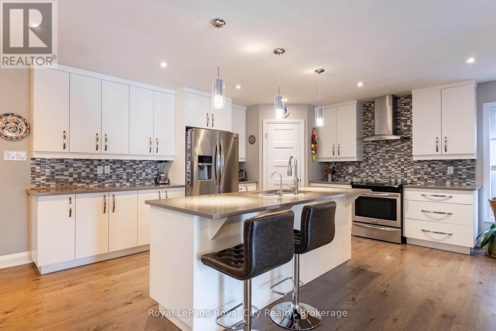 












65 ABERDEEN STREET

,
Centre Wellington (Fergus),




Ontario
N1M0C1

