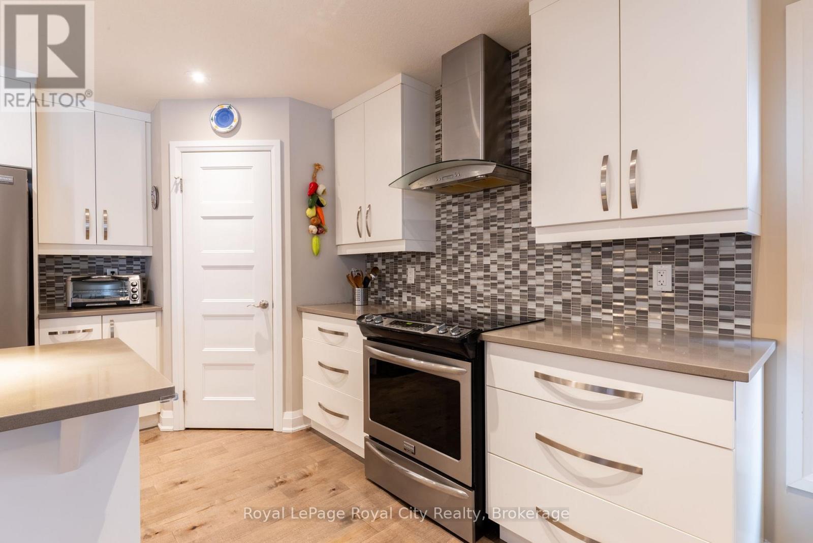 












65 ABERDEEN STREET

,
Centre Wellington (Fergus),




Ontario
N1M0C1

