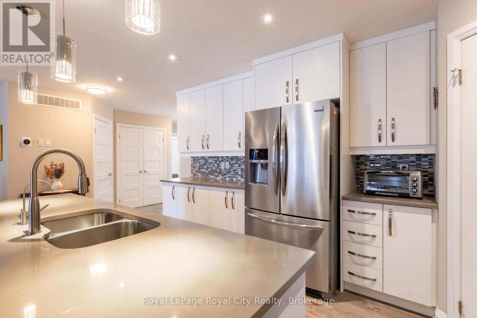 












65 ABERDEEN STREET

,
Centre Wellington (Fergus),




Ontario
N1M0C1

