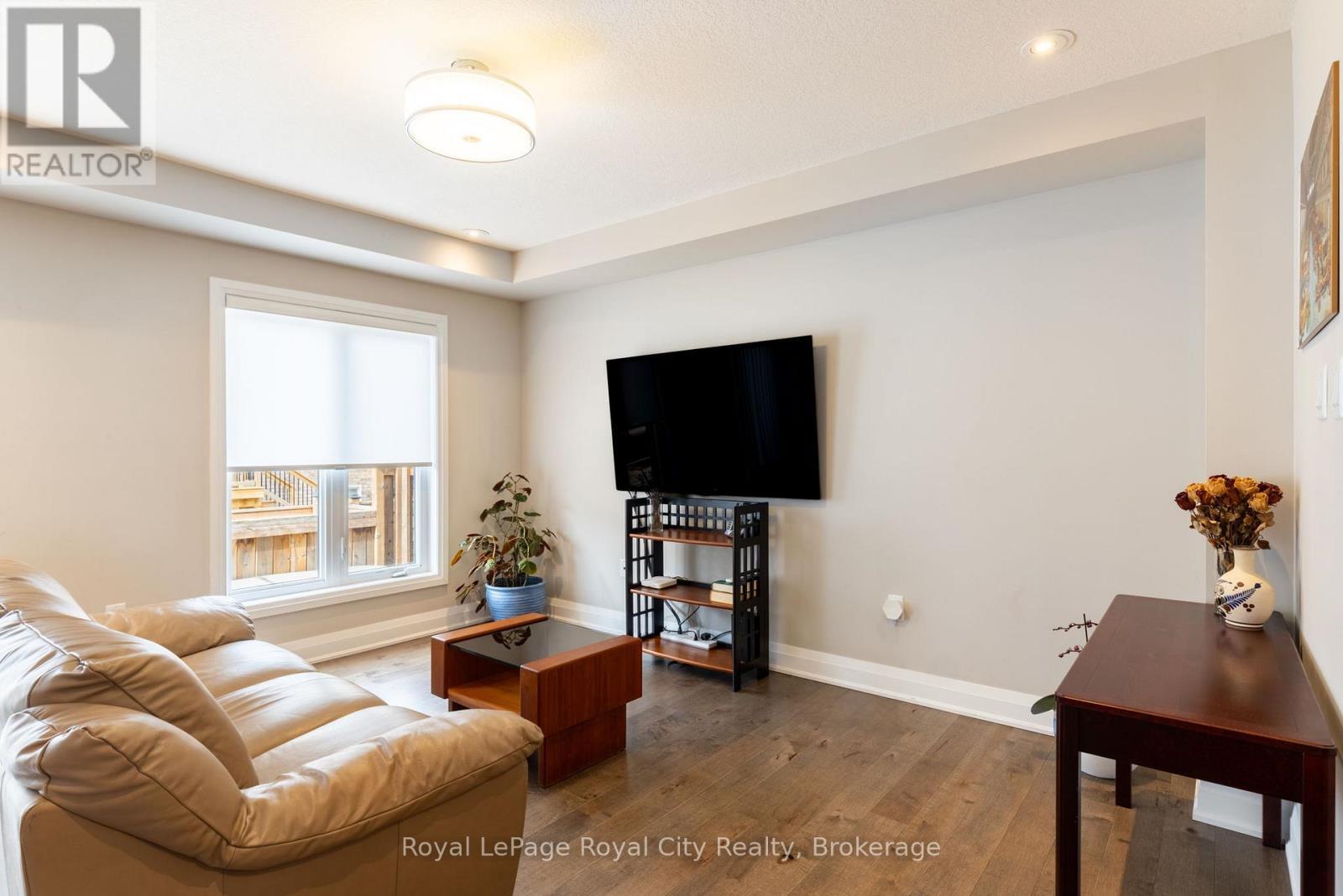 












65 ABERDEEN STREET

,
Centre Wellington (Fergus),




Ontario
N1M0C1

