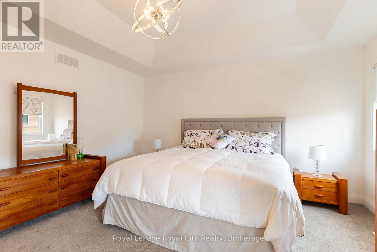 












65 ABERDEEN STREET

,
Centre Wellington (Fergus),




Ontario
N1M0C1

