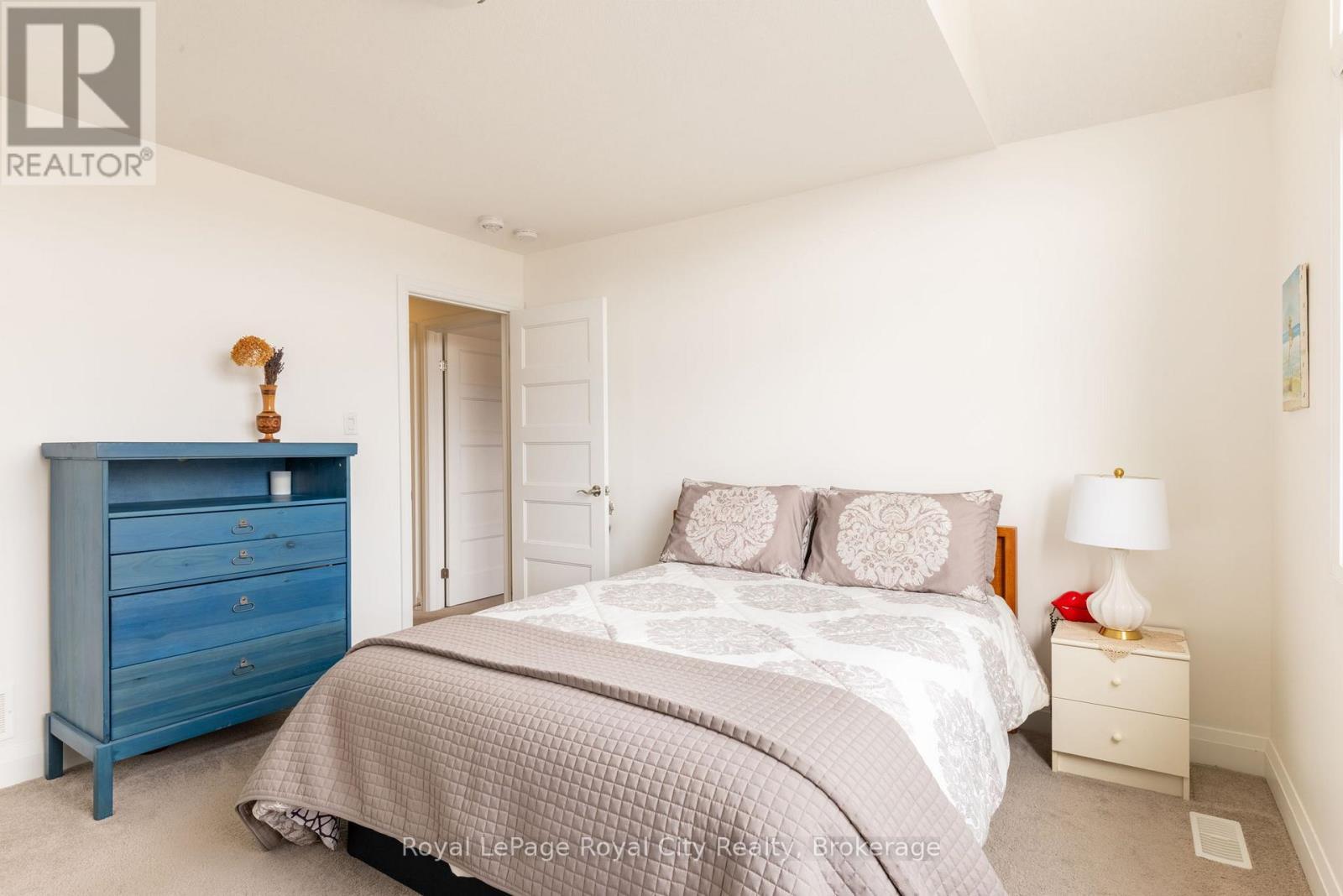 












65 ABERDEEN STREET

,
Centre Wellington (Fergus),




Ontario
N1M0C1

