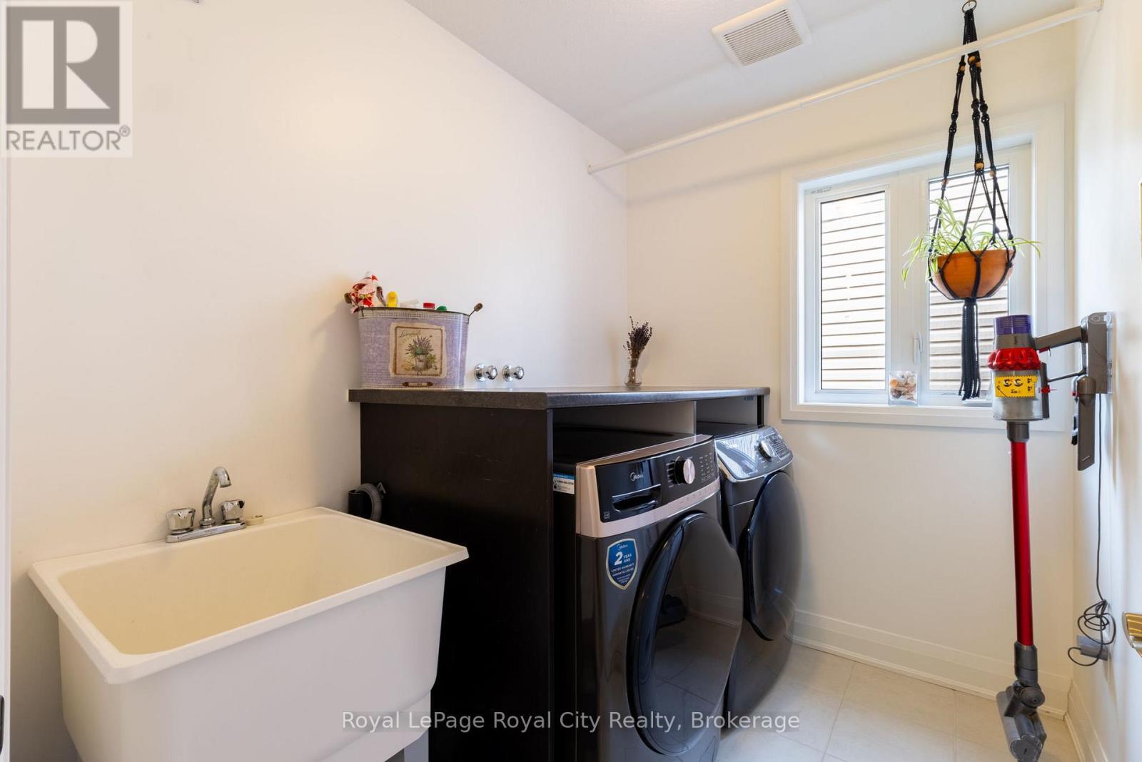 












65 ABERDEEN STREET

,
Centre Wellington (Fergus),




Ontario
N1M0C1

