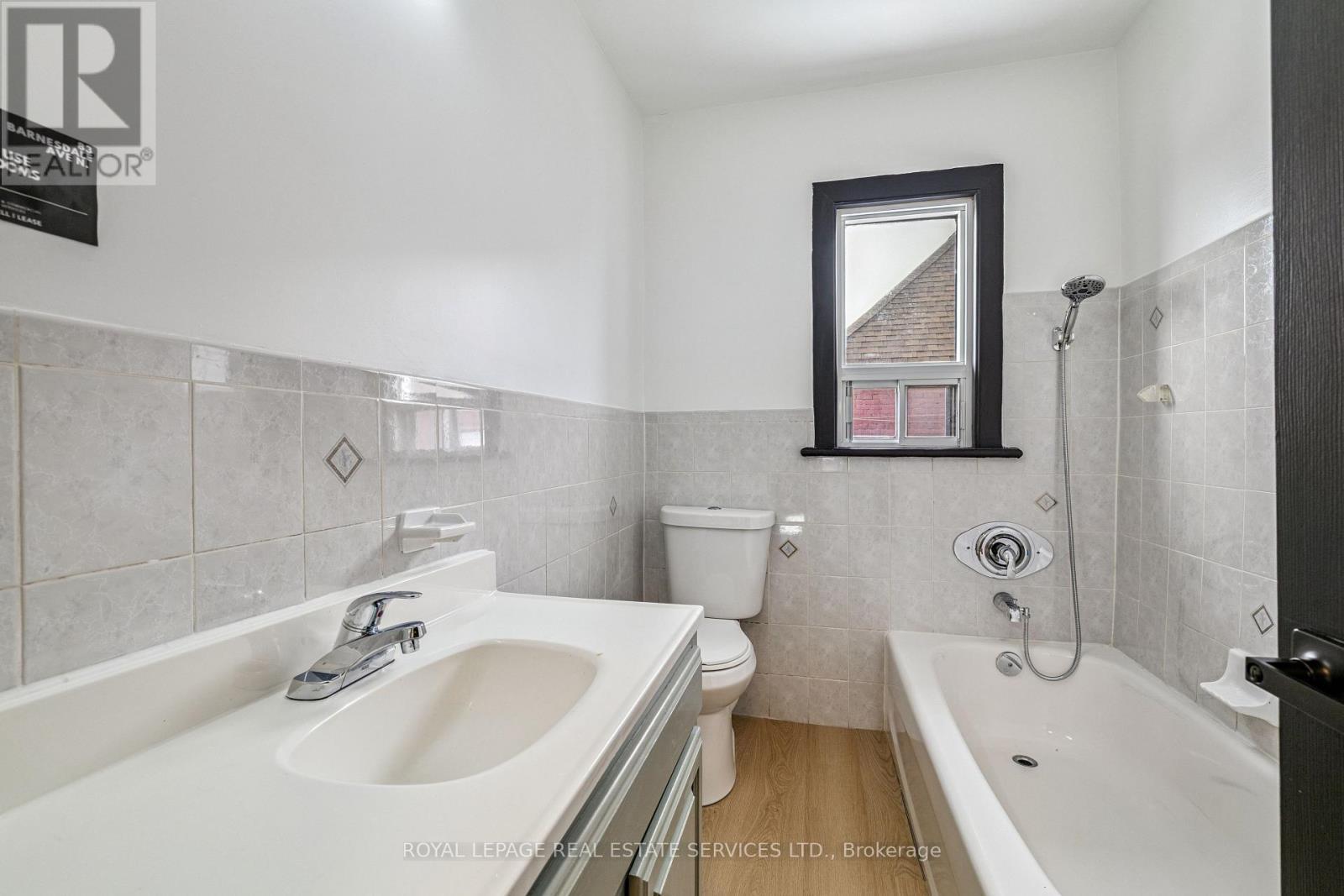 












83 BARNESDALE AVENUE N

,
Hamilton,




Ontario
L8L6S2

