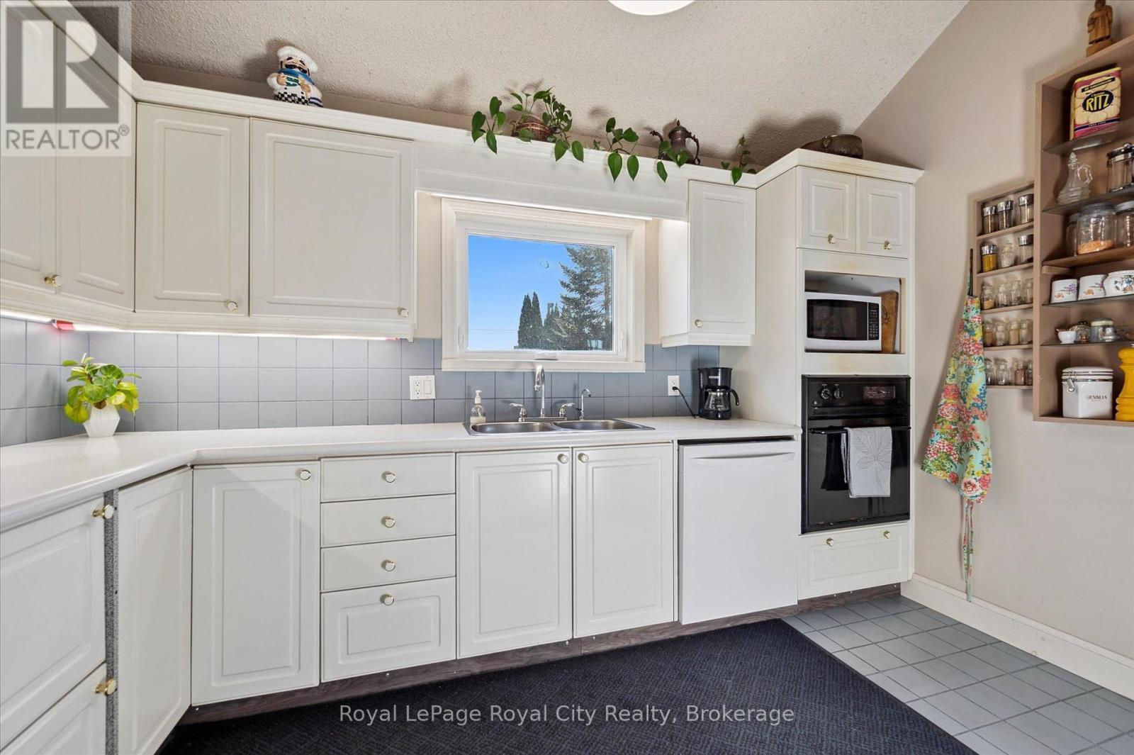 












8060 WELLINGTON RD 18 ROAD

,
Centre Wellington (Fergus),




Ontario
N1M2W5

