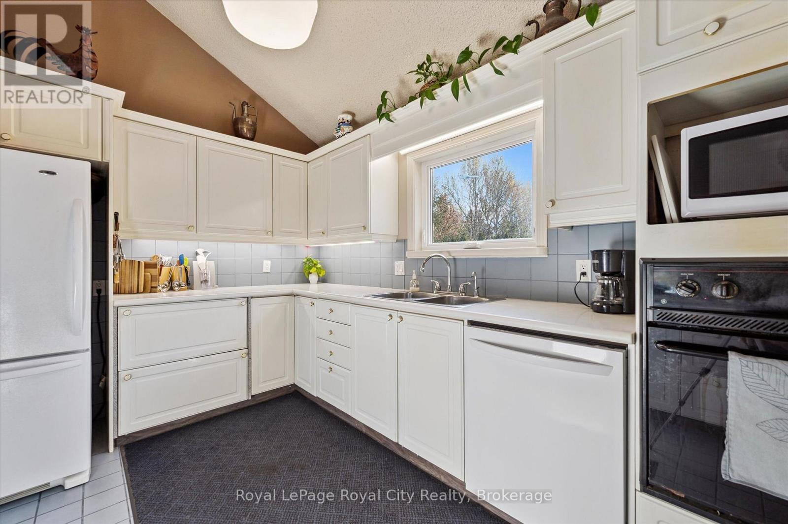 












8060 WELLINGTON RD 18 ROAD

,
Centre Wellington (Fergus),




Ontario
N1M2W5

