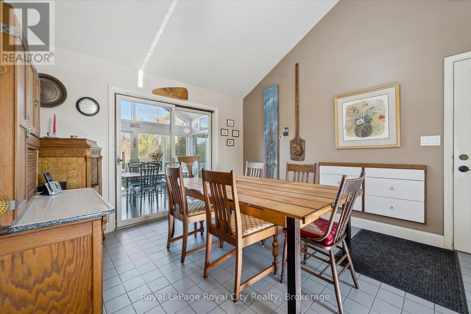 












8060 WELLINGTON RD 18 ROAD

,
Centre Wellington (Fergus),




Ontario
N1M2W5

