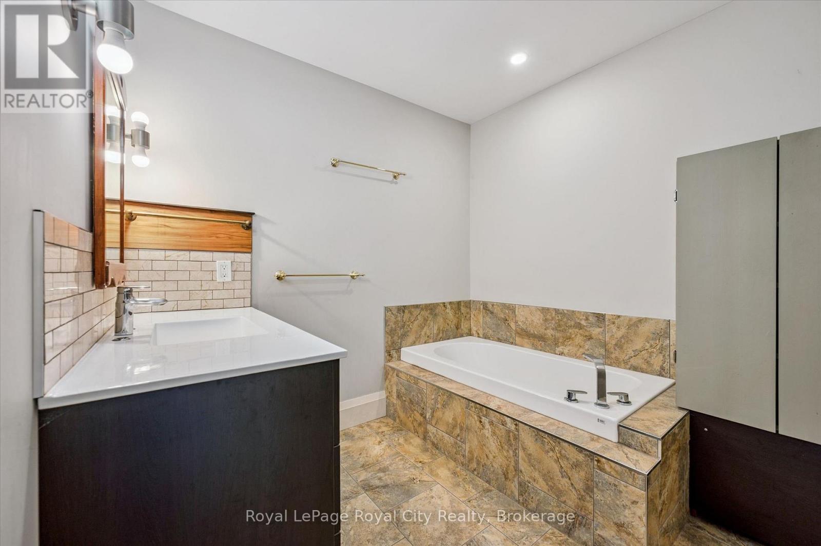 












8060 WELLINGTON RD 18 ROAD

,
Centre Wellington (Fergus),




Ontario
N1M2W5

