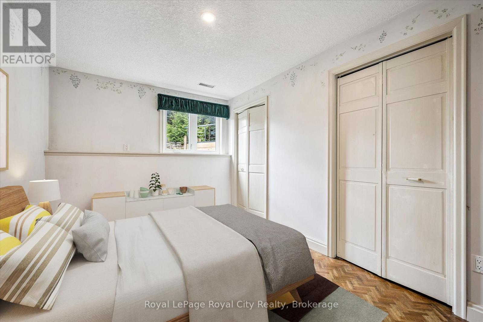 












8060 WELLINGTON RD 18 ROAD

,
Centre Wellington (Fergus),




Ontario
N1M2W5

