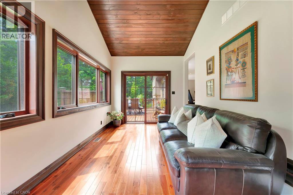 












11 MAPLE HILL Drive

,
Kitchener,




Ontario
N2M2R7

