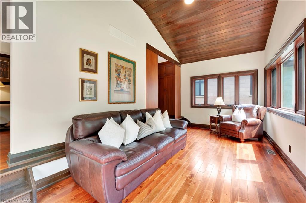 












11 MAPLE HILL Drive

,
Kitchener,




Ontario
N2M2R7

