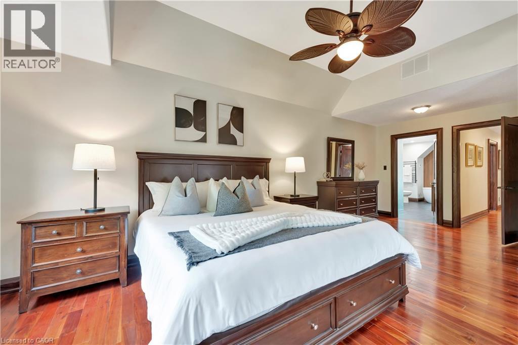 












11 MAPLE HILL Drive

,
Kitchener,




Ontario
N2M2R7

