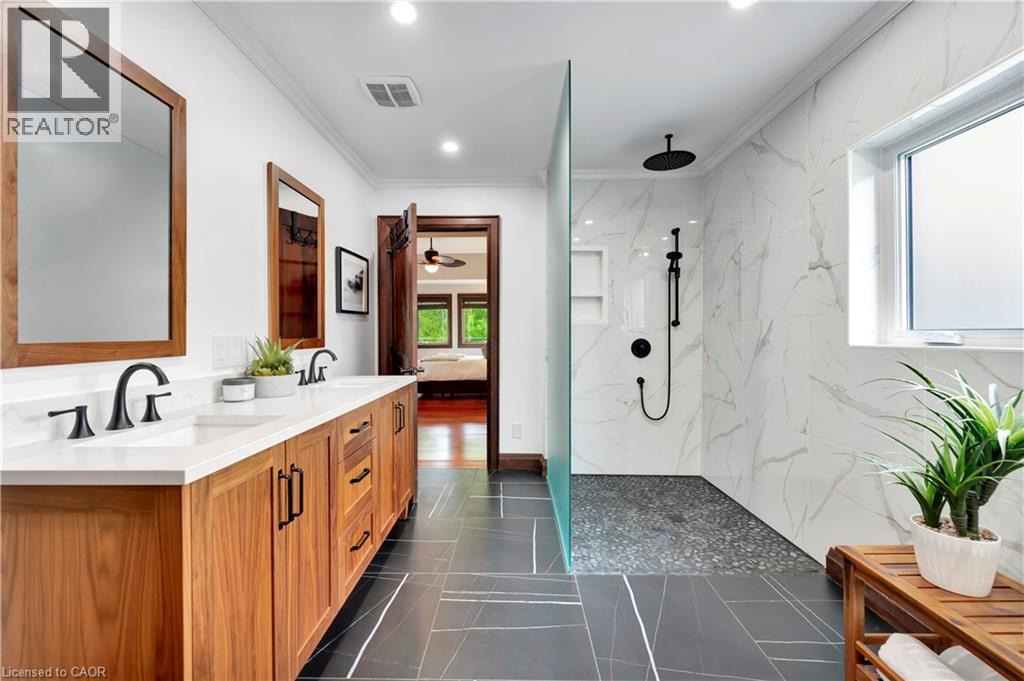 












11 MAPLE HILL Drive

,
Kitchener,




Ontario
N2M2R7

